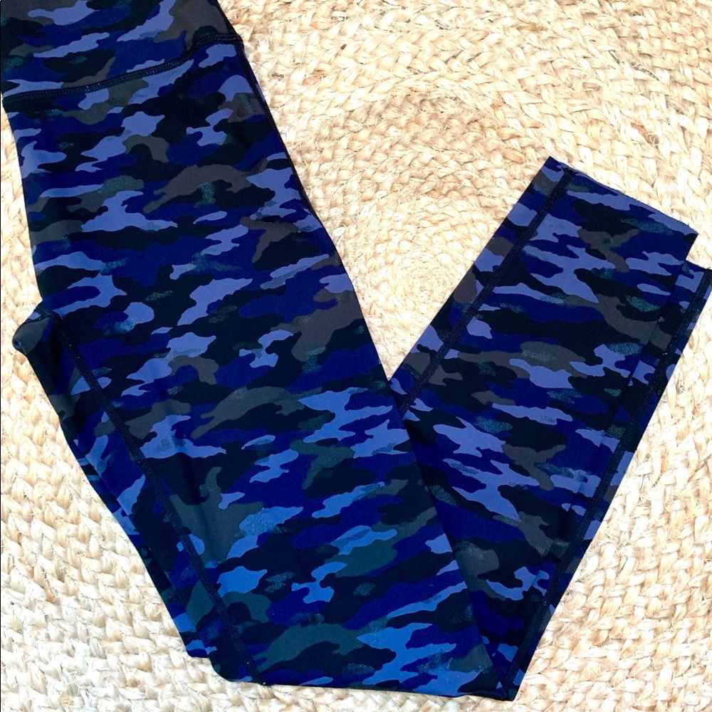 New Aerie Cropped Navy Camo Leggings, Size M